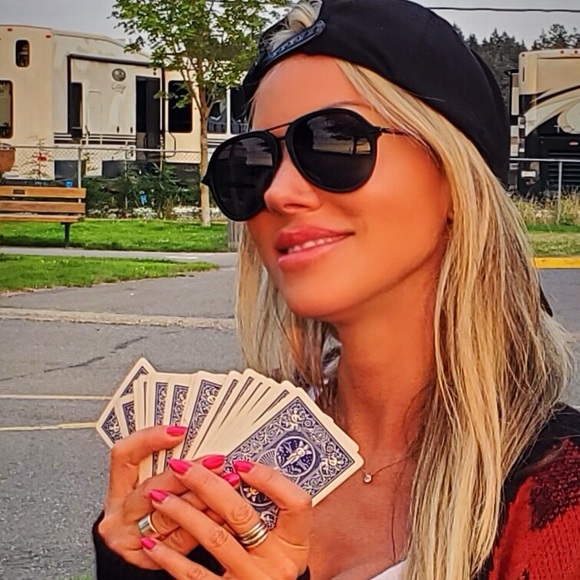 Meet your Posher, Sarah - Picture 1 of 1